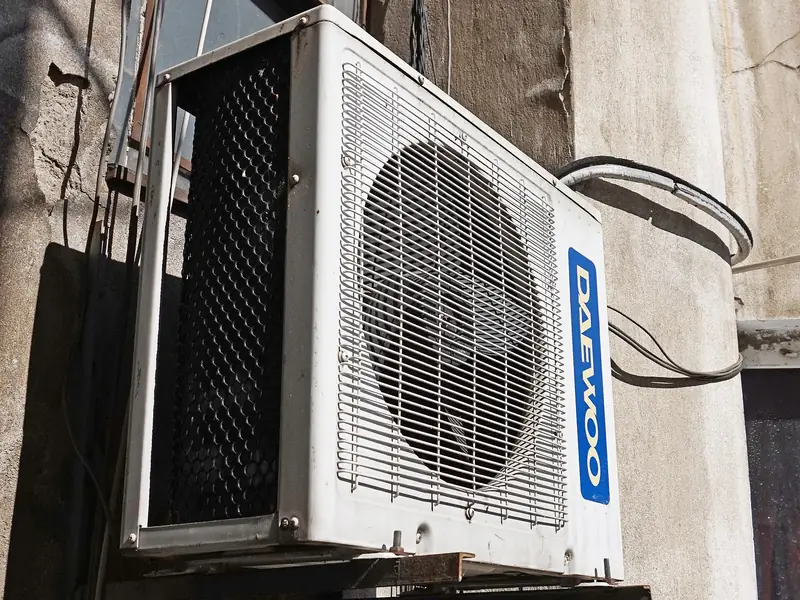 Unidad exterior de aire acondicionado montada en una pared